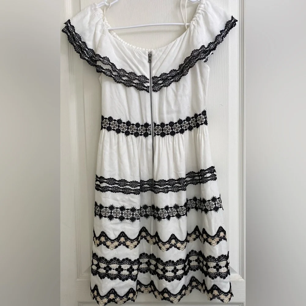 Alice + Olivia & Rozzi On/Off- Shoulder Mini Dress w Embroidered Lace Trims CL3